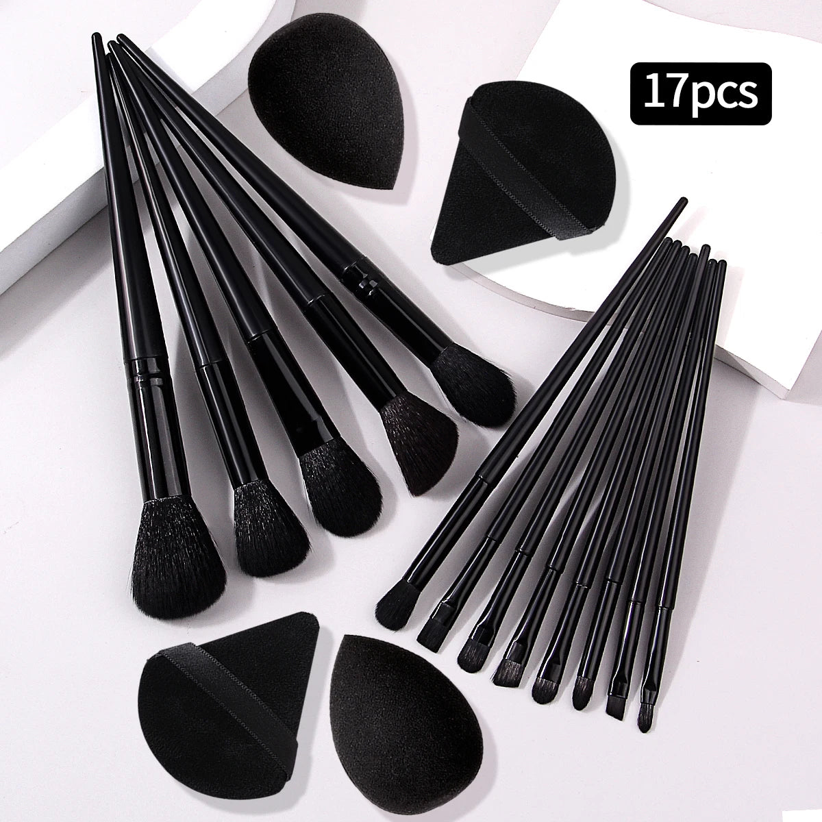 The 17-piece high-quality makeup brush set includes facial makeup brushes and beauty egg powder puffs, as well as beauty tools