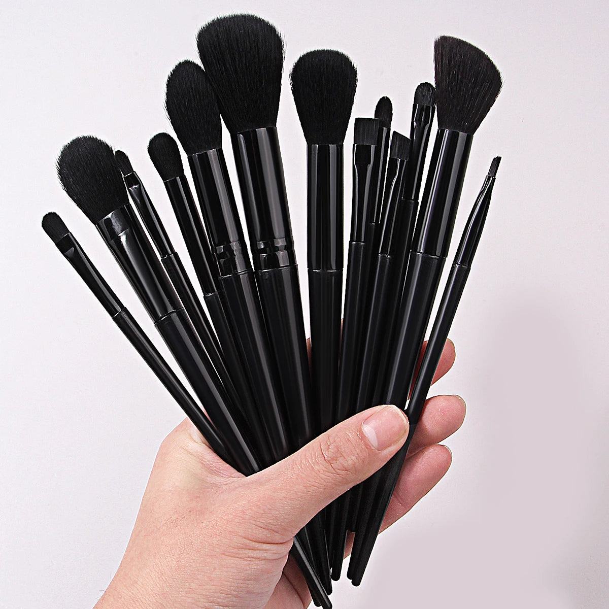 The 17-piece high-quality makeup brush set includes facial makeup brushes and beauty egg powder puffs, as well as beauty tools