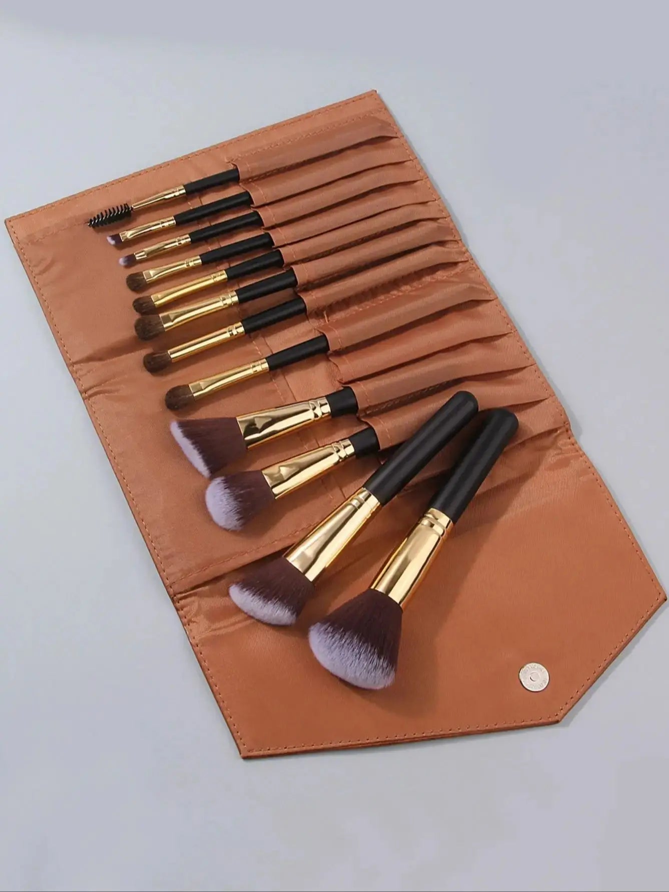 Travel makeup Essentials: 12pieces makeup brush set + Storage bag, soft bristles for easy powder grasping, portable beauty tools