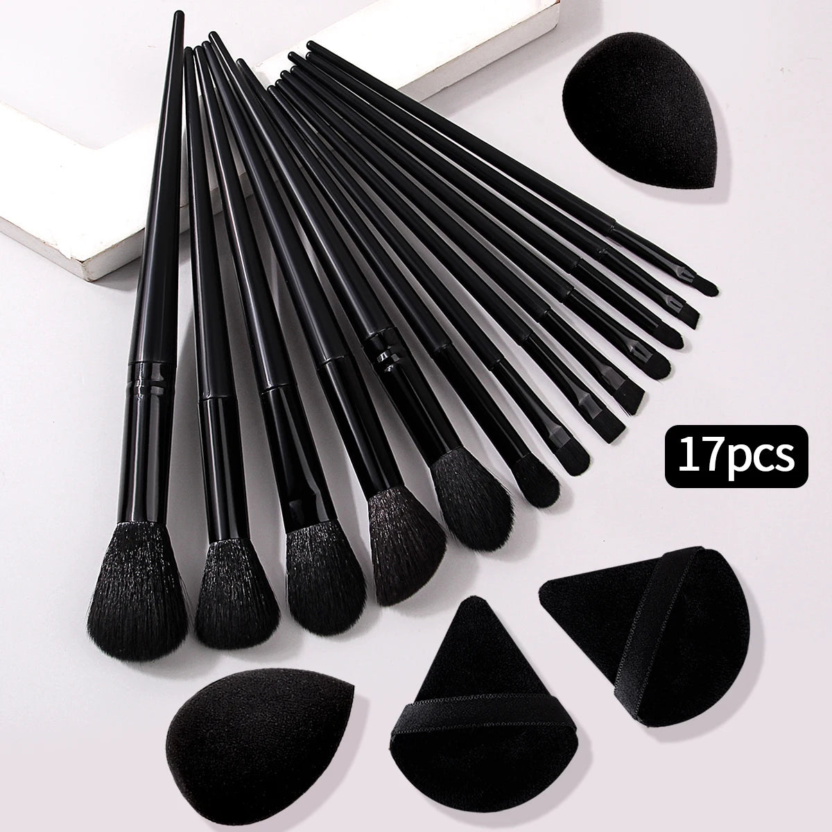The 17-piece high-quality makeup brush set includes facial makeup brushes and beauty egg powder puffs, as well as beauty tools