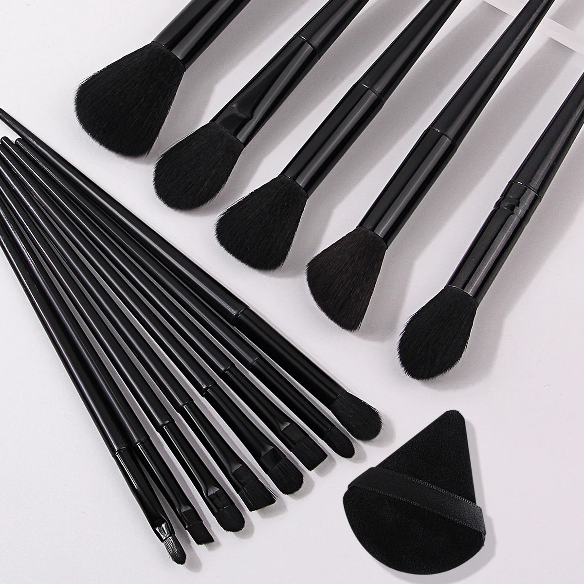 The 17-piece high-quality makeup brush set includes facial makeup brushes and beauty egg powder puffs, as well as beauty tools